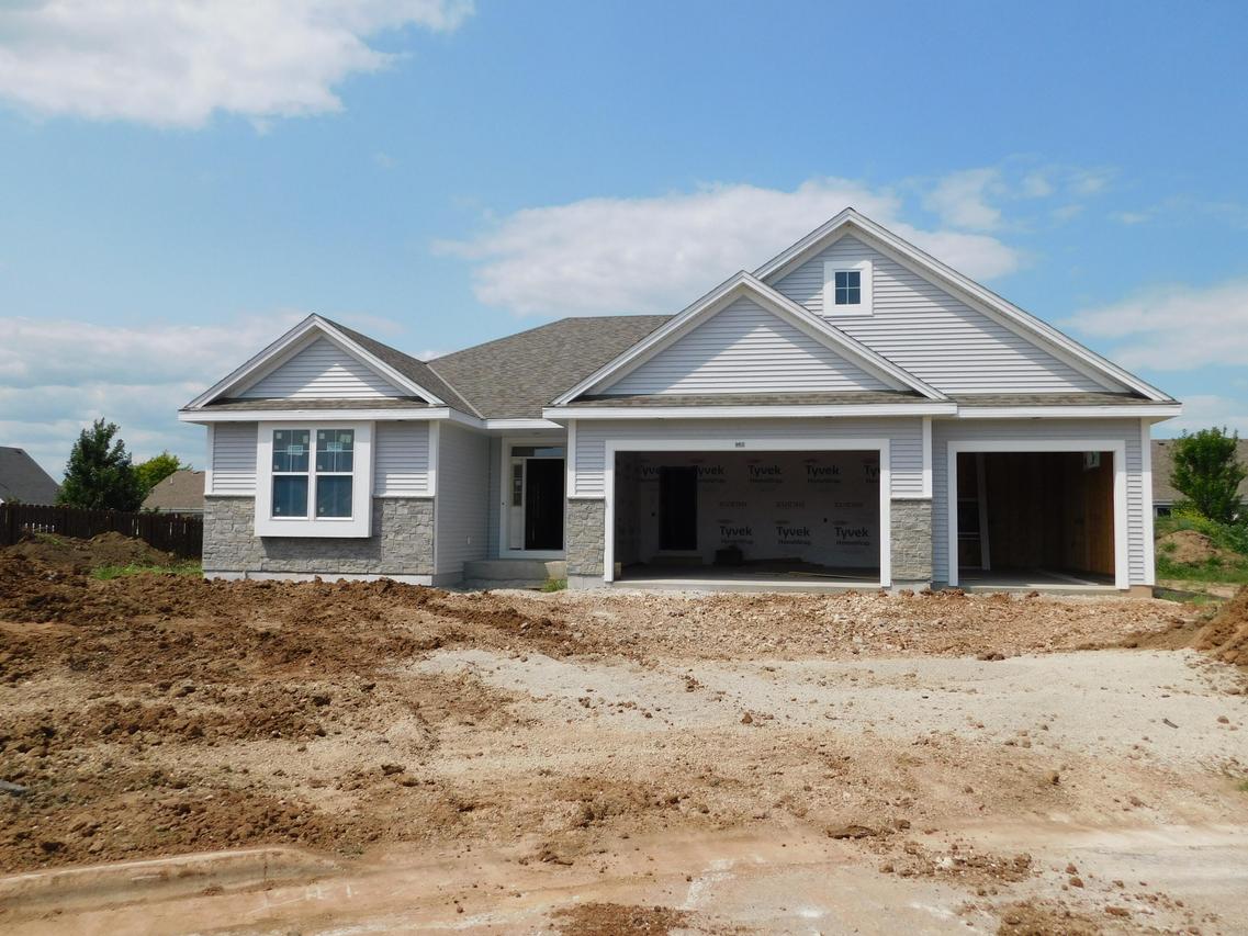962 Horseshoe Ct, Belgium, WI 53004