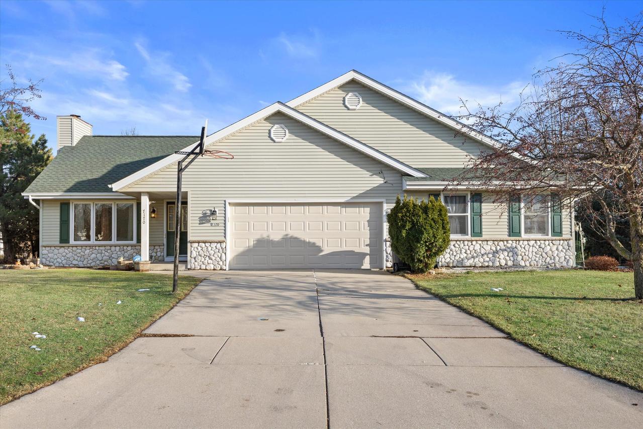 7170 S Countryside Dr, Franklin, WI 53132
