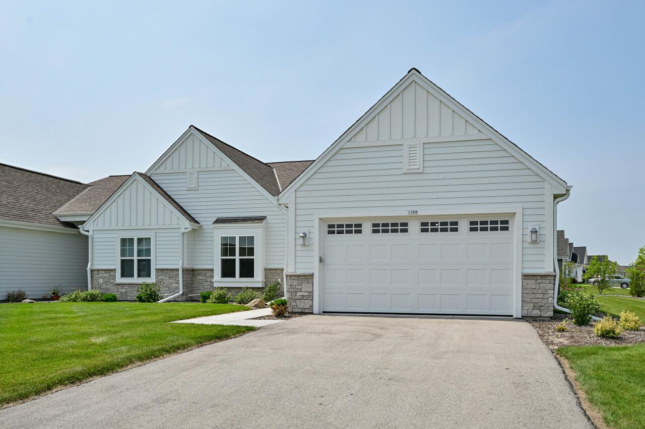 1320 Prairie Creek #2, Oconomowoc, WI 53066