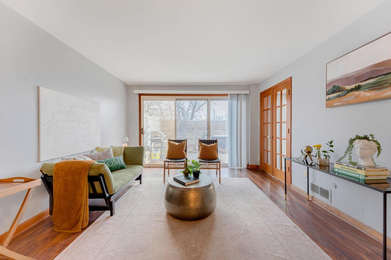 2525 S Shore Dr #1D, Milwaukee, WI 53207