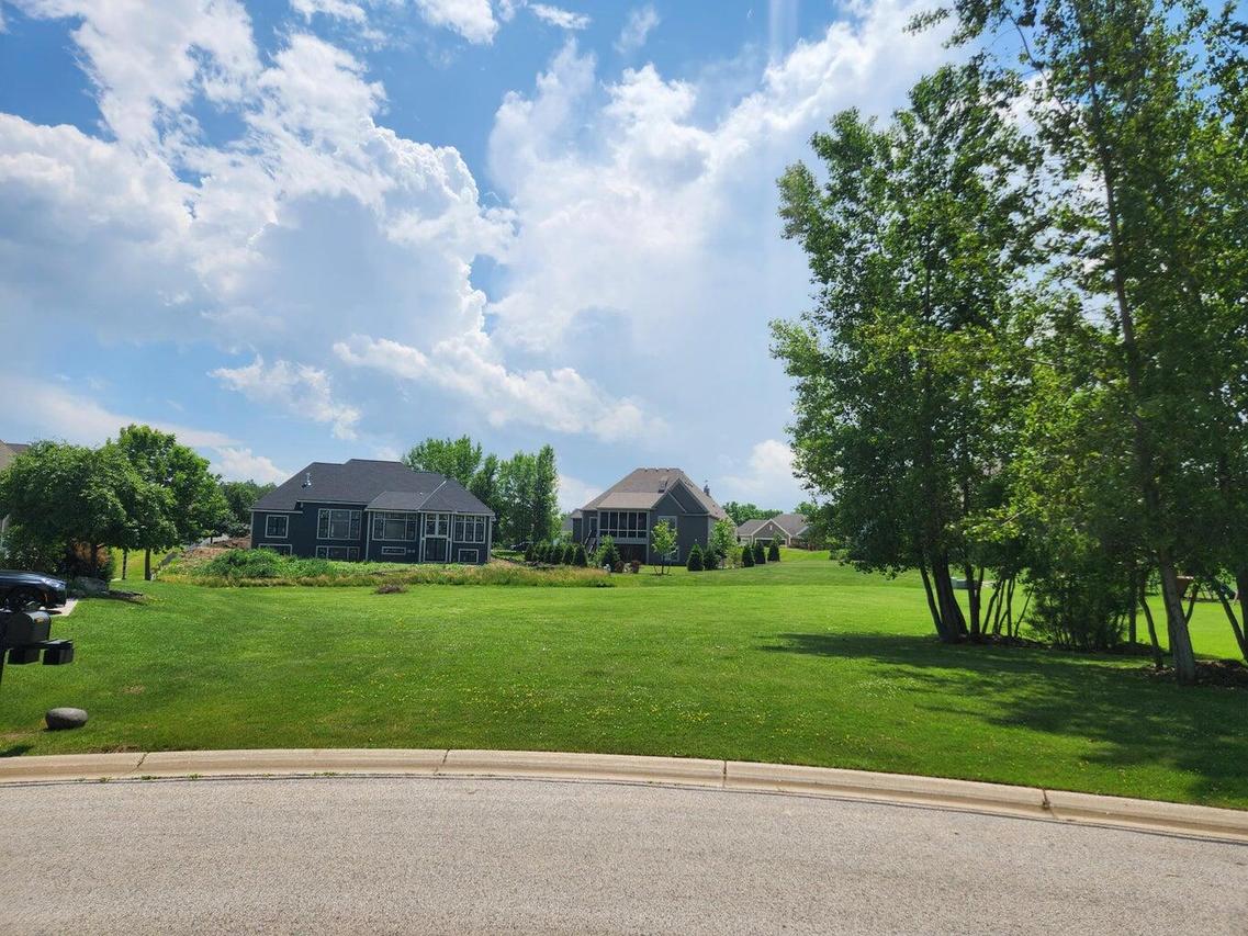 N19W24667 River Edge Ct, Pewaukee, WI 53072