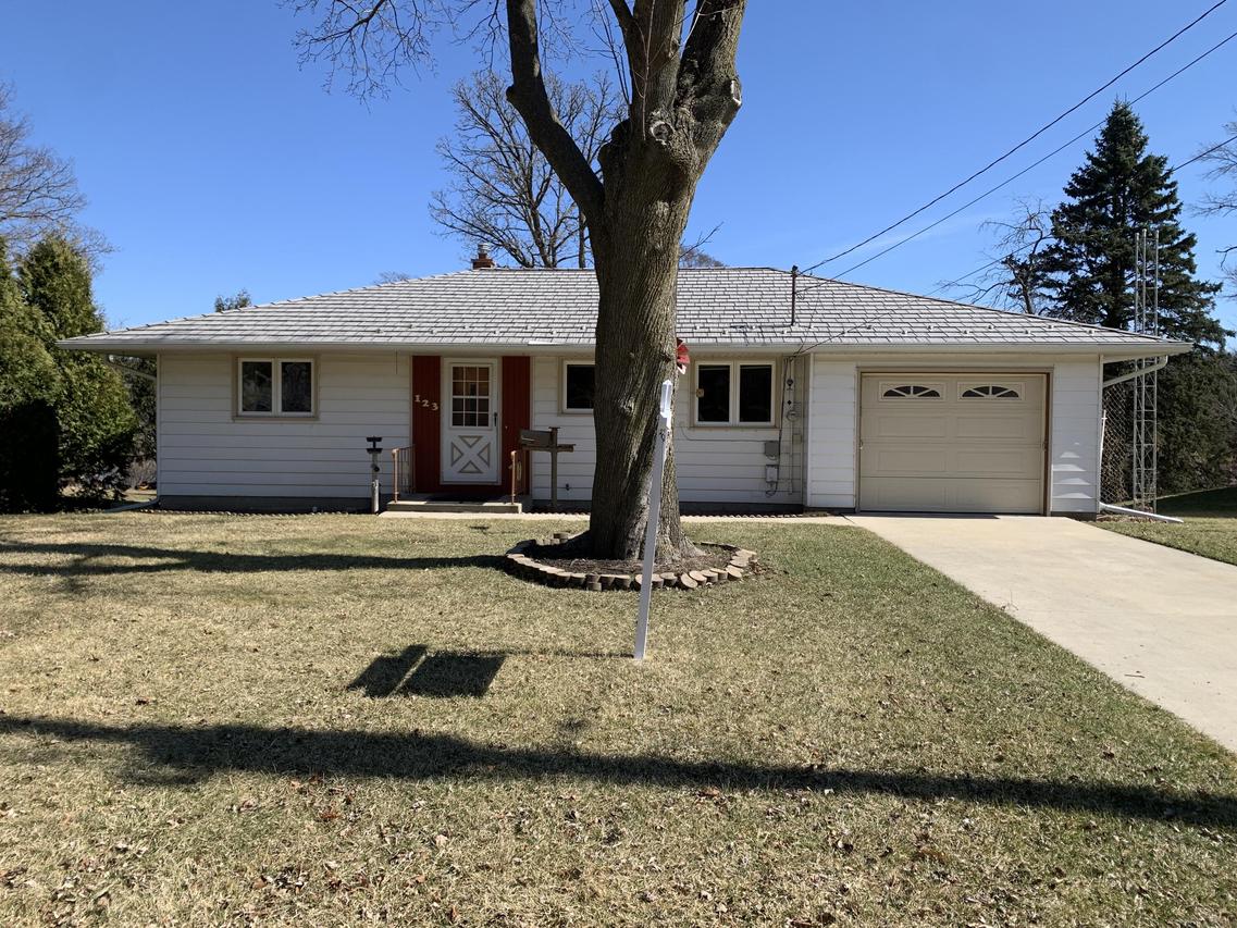 123 Riverview Dr, Waterford, WI 53185