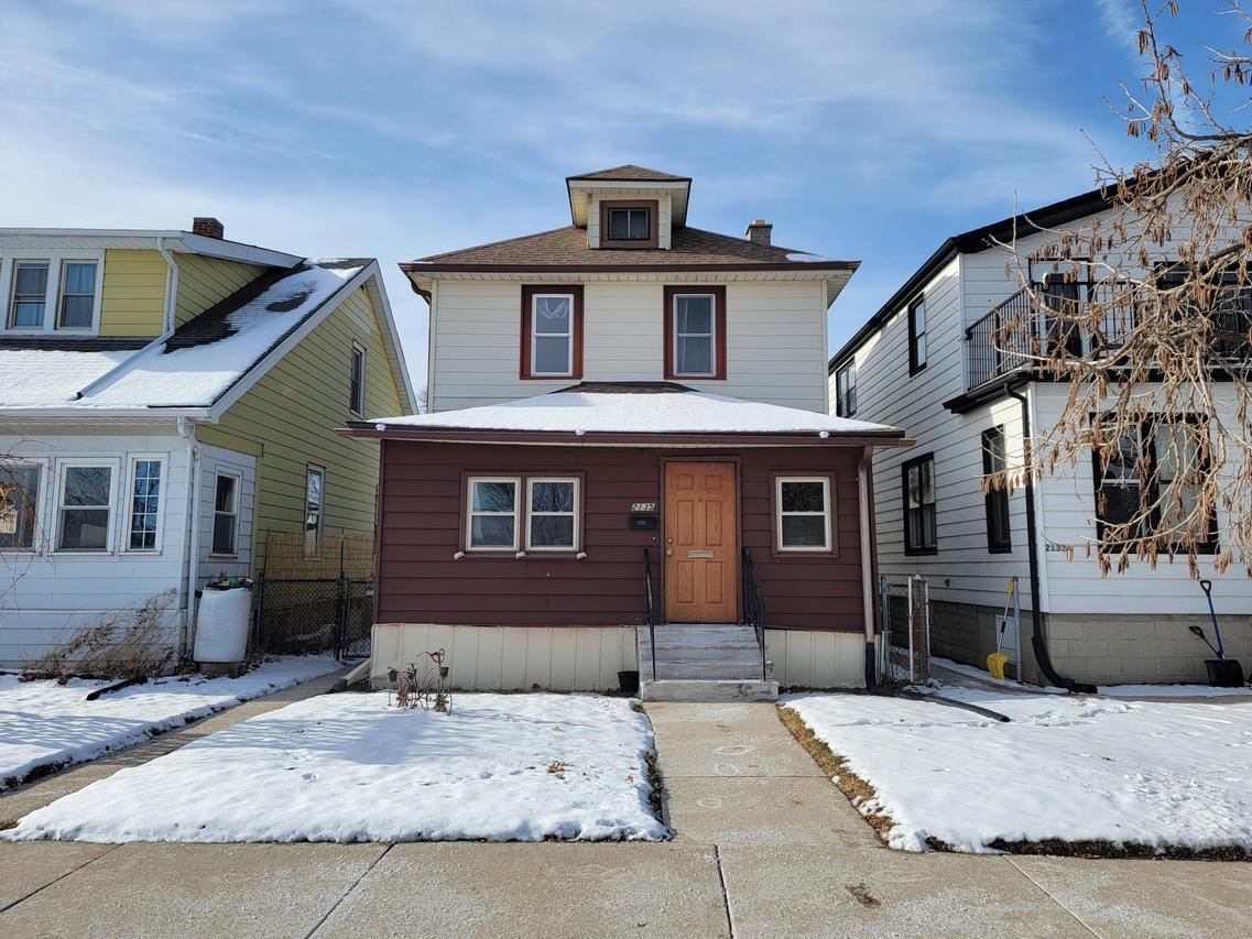 2135 S 74th St, West Allis, WI 53219