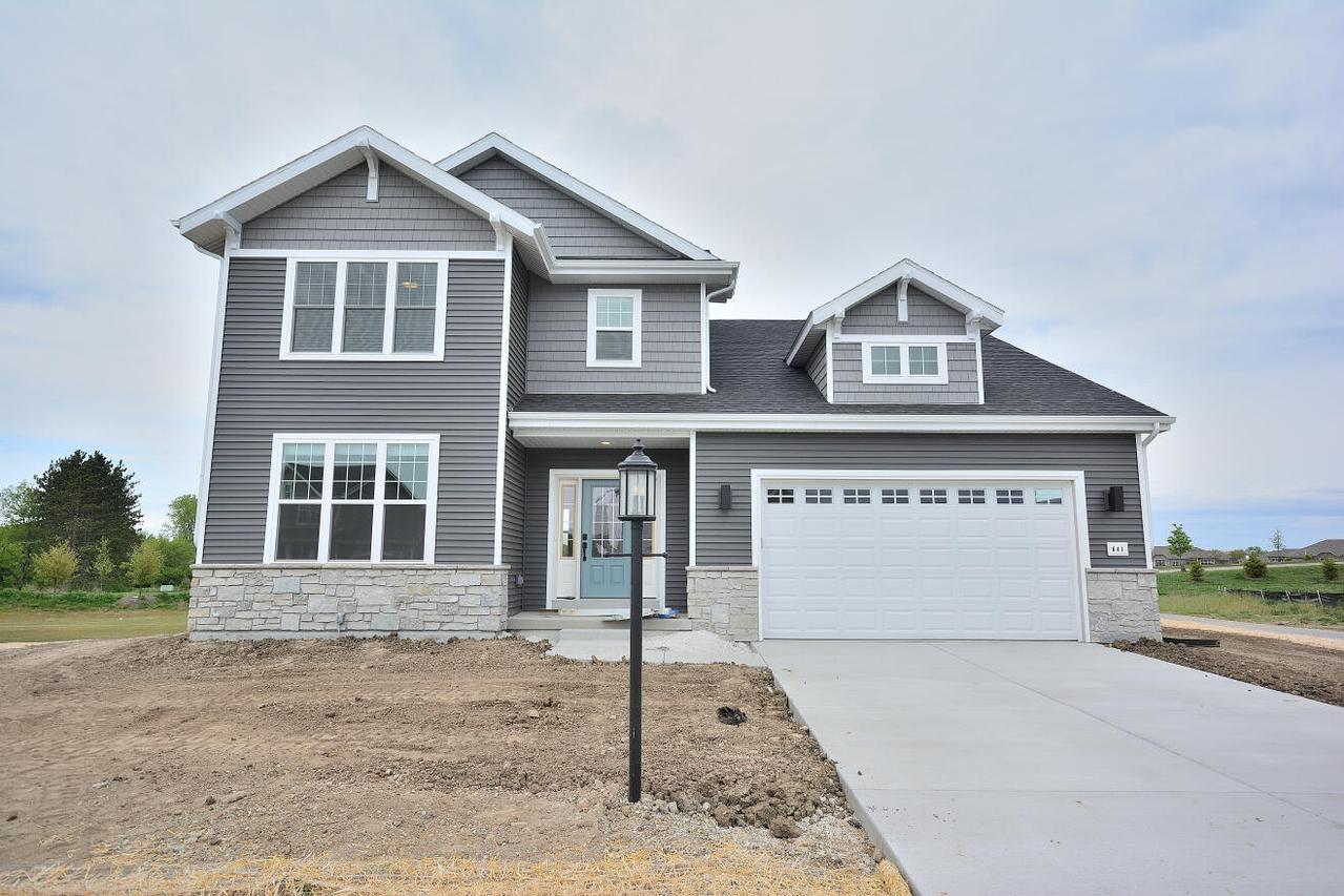 641 Standing Stone Dr, Waukesha, WI 53189