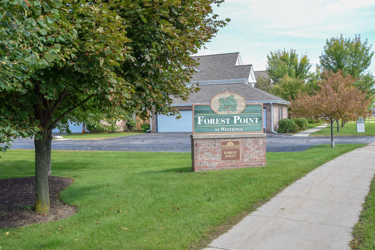 14824 W Arrowhead Ln, New Berlin, WI 53151