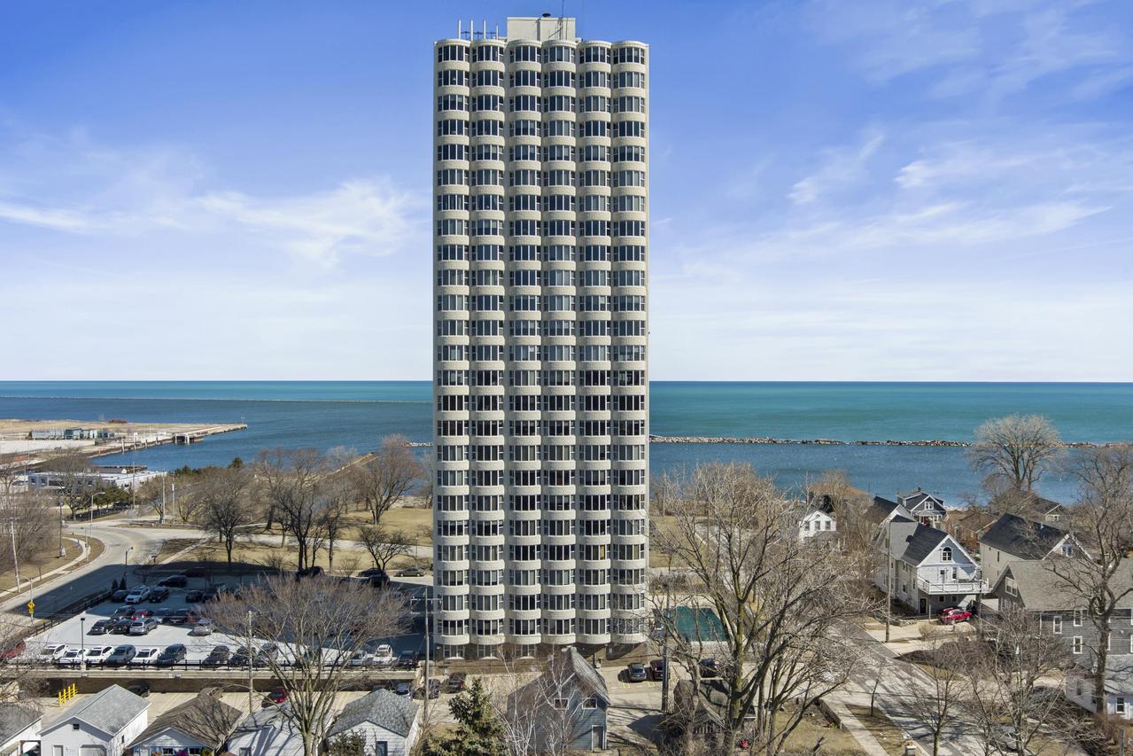 2525 S Shore Dr #UNIT 18B, Milwaukee, WI 53207