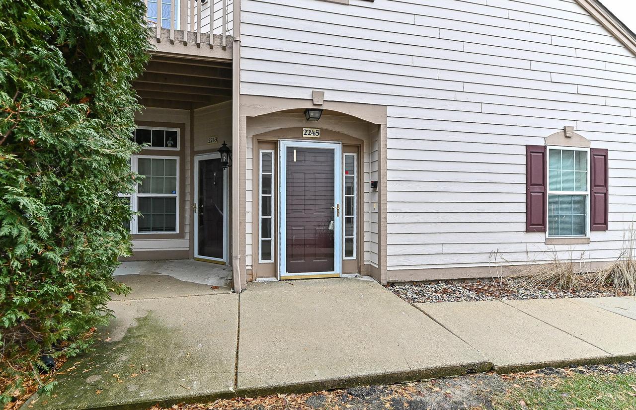 2245 W Vista Bella Dr #201, Oak Creek, WI 53154