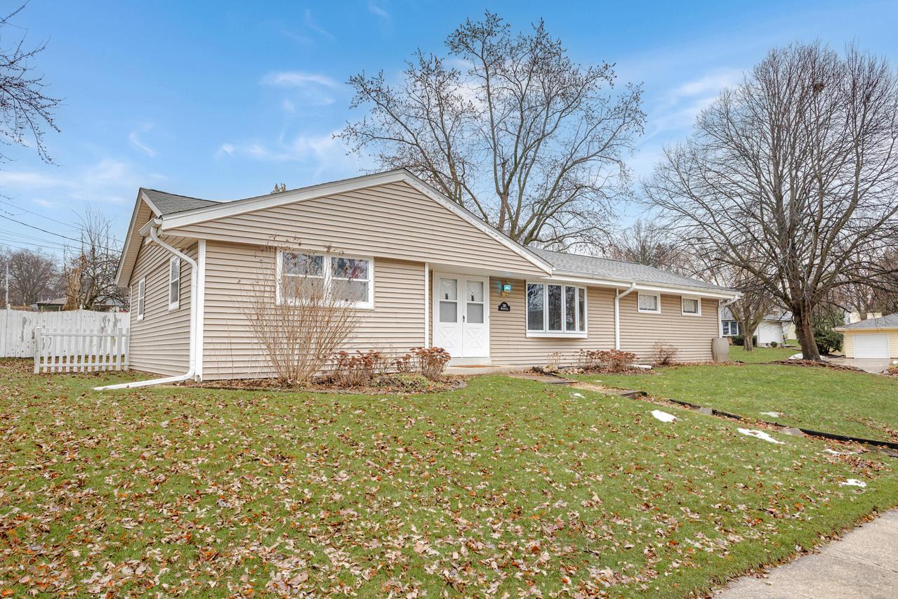 245 Millwood Ln, Waukesha, WI 53188