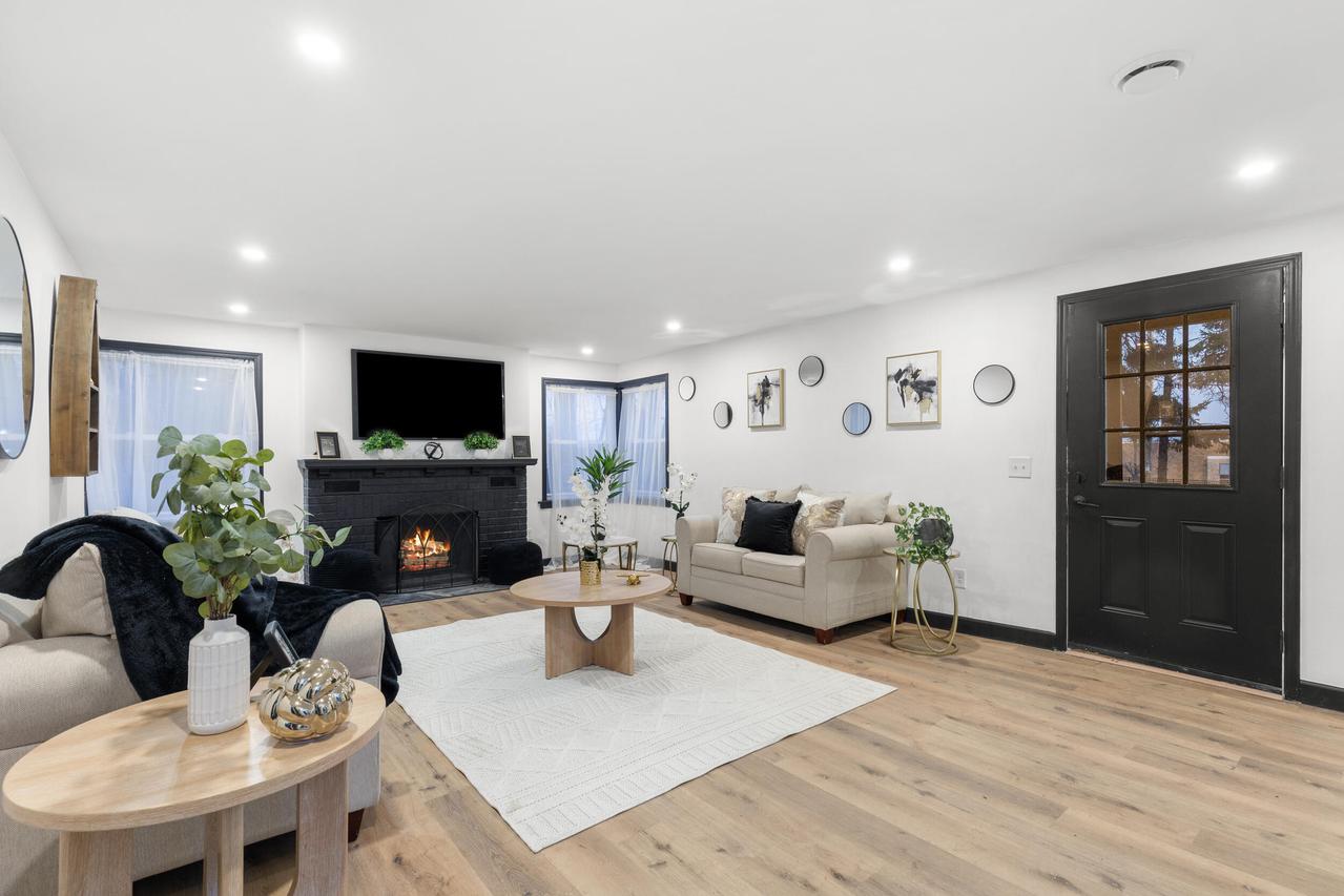 W156N8813 Pilgrim Rd, Menomonee Falls, WI 53051