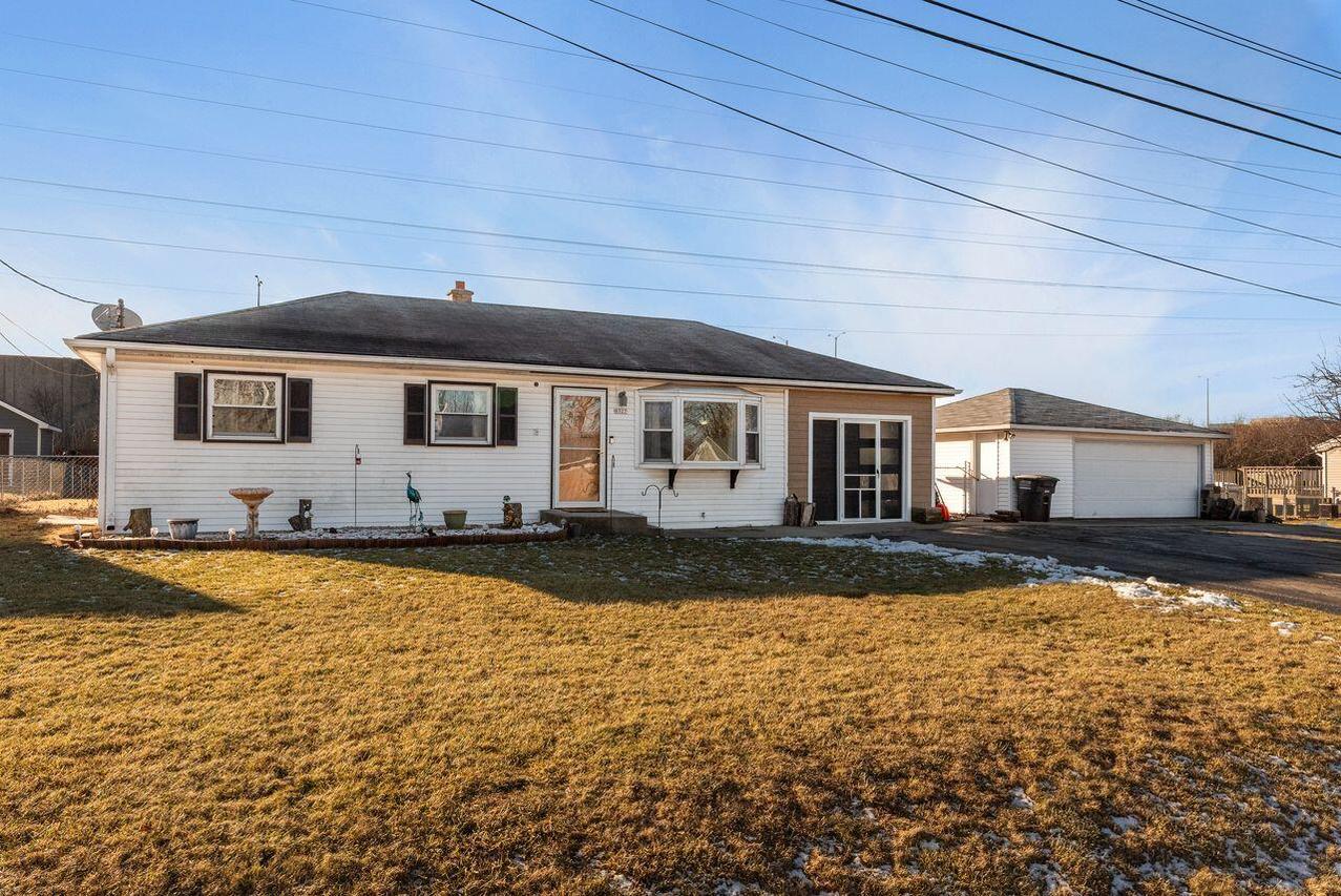 8527 W Allerton Ave, Greenfield, WI 53228