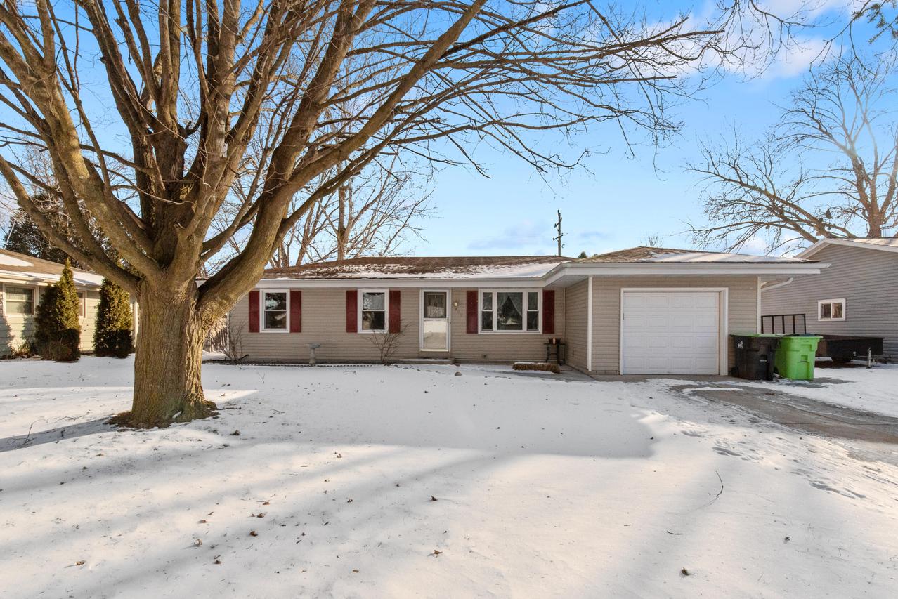 806 Memorial Dr, Kewaskum, WI 53040