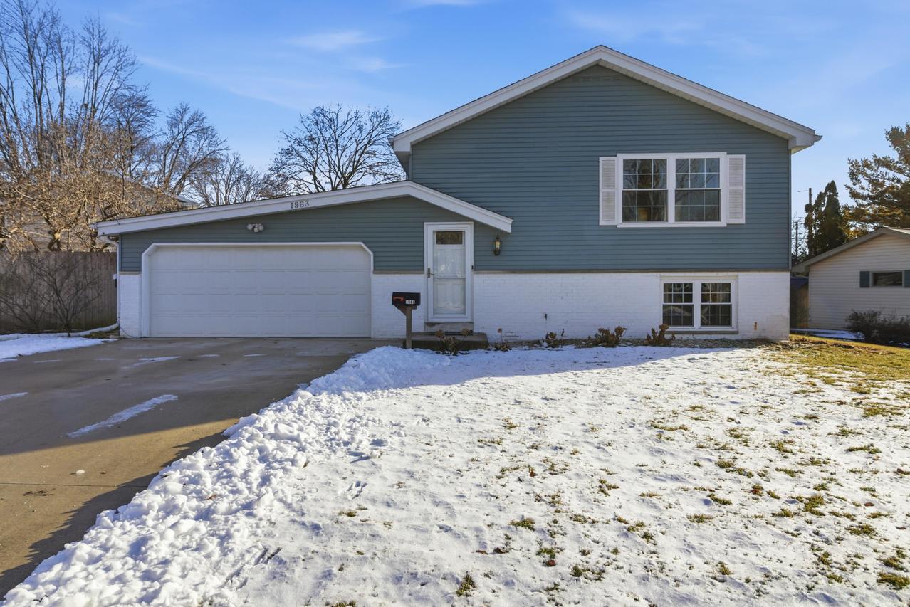 1963 Cascade Dr, Waukesha, WI 53188