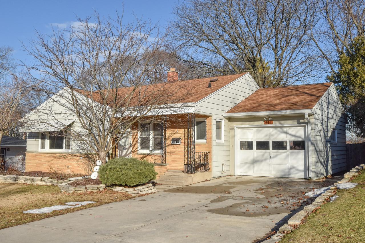 917 Lincoln Dr, West Bend, WI 53095