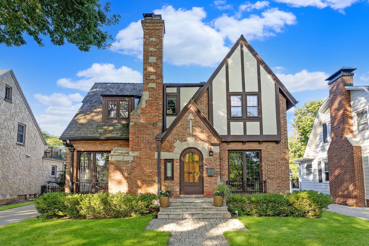 5475 N Danbury Rd, Whitefish Bay, WI 53217