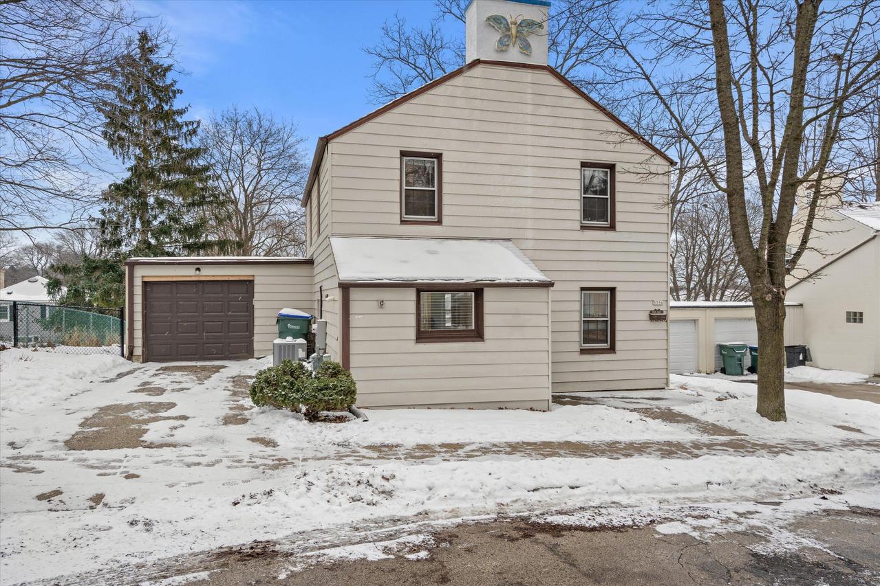 5596 Arrowwood St, Greendale, WI 53129