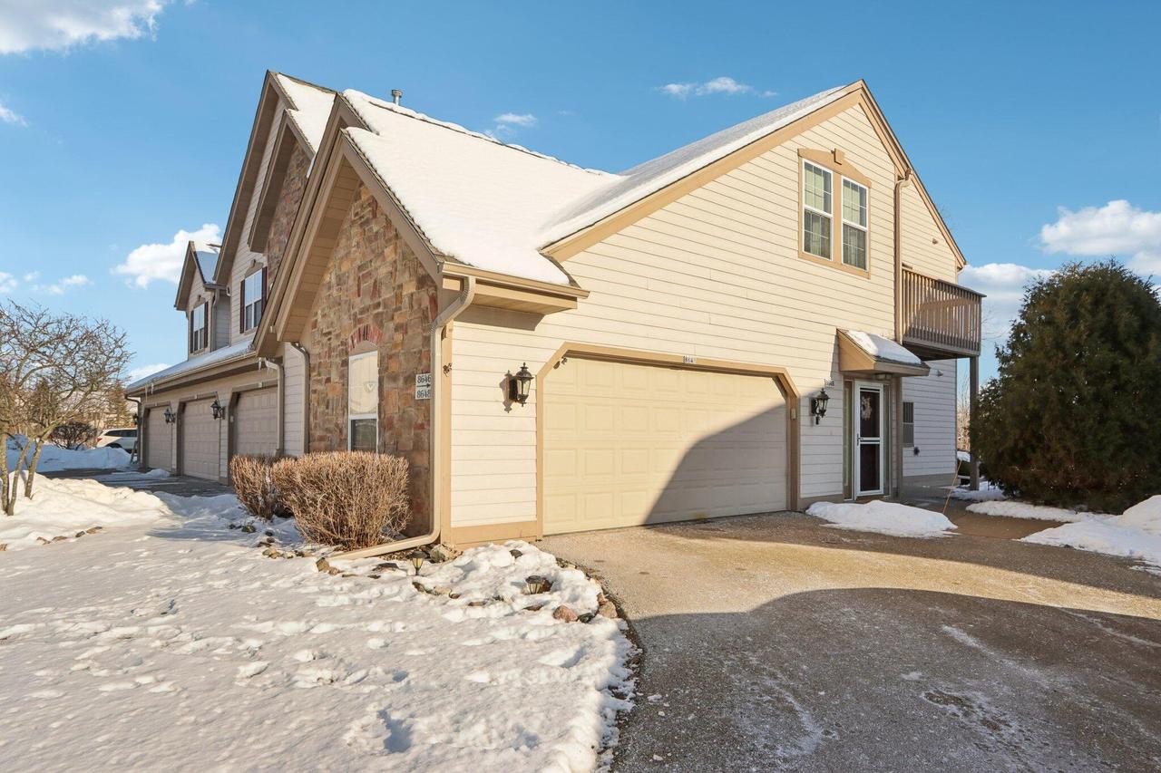 8648 S Roxbury Way, Oak Creek, WI 53154