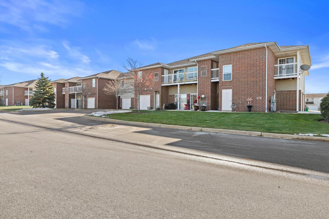6738 102nd St #EE, Pleasant Prairie, WI 53158