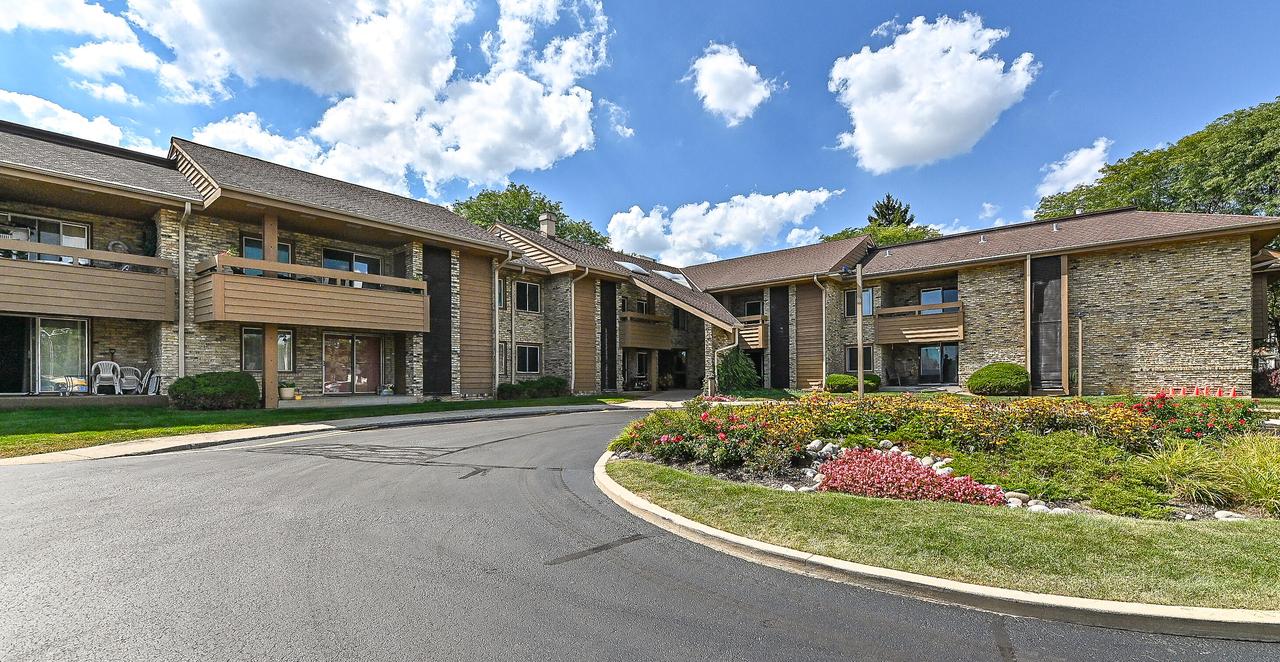 2101 W Good Hope Rd #207, Glendale, WI 53209