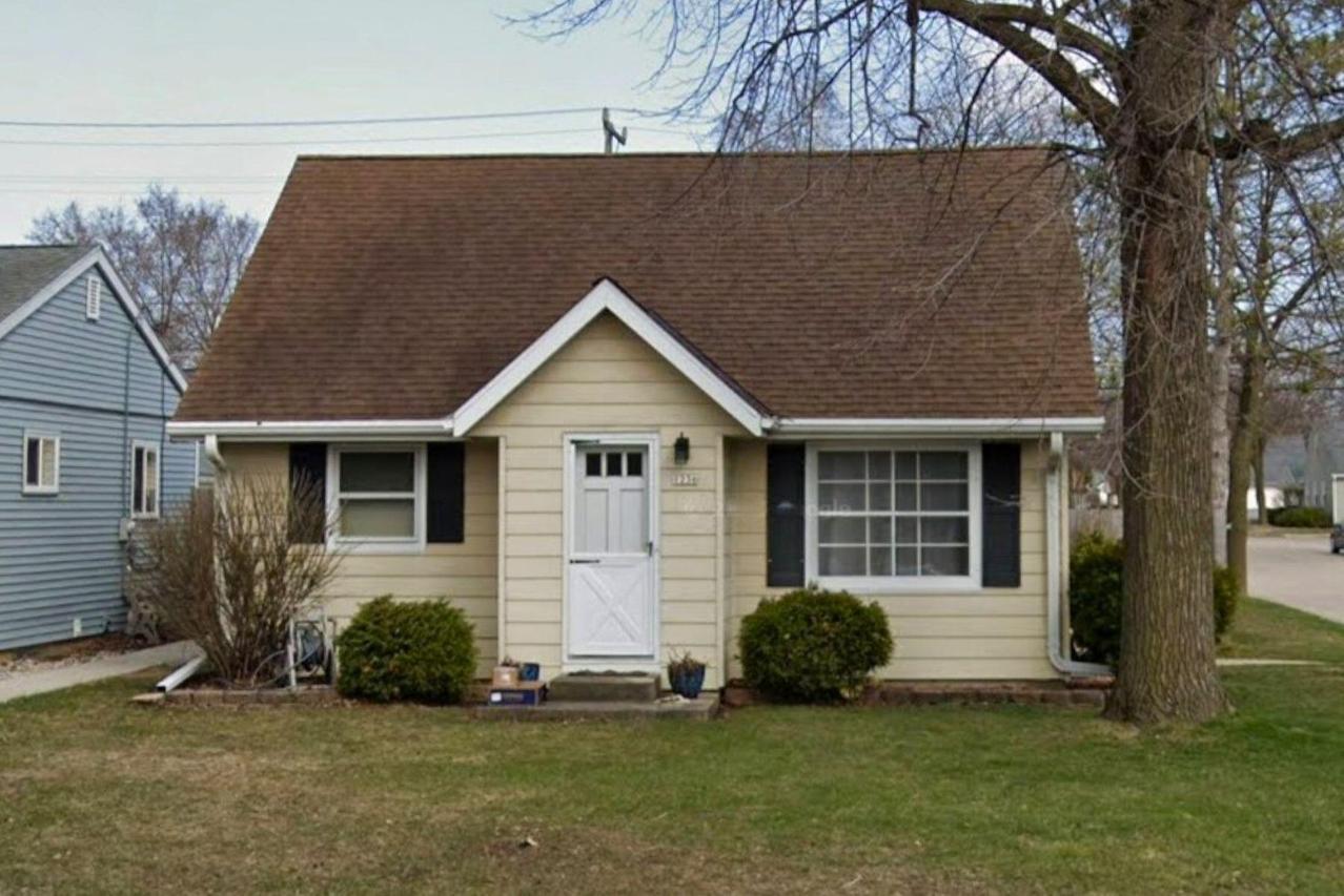 1236 S 116th St, West Allis, WI 53214