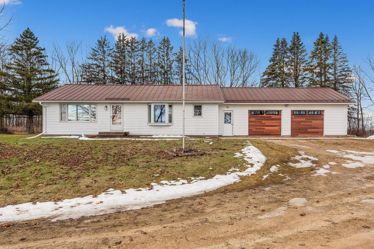 N305 Niesen Rd, Greenfield, WI 54623
