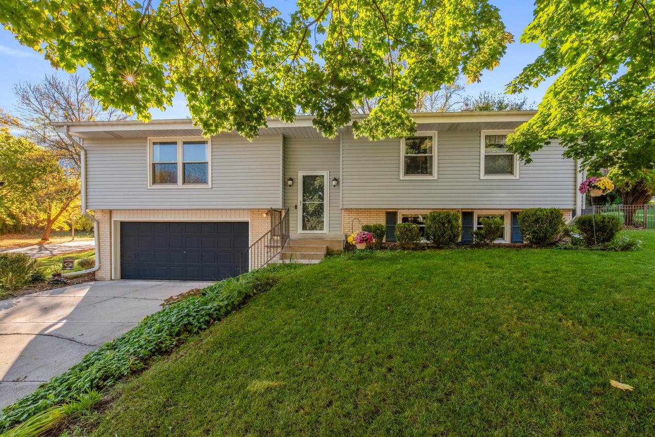 2212 Gatekeeper Ct, Waukesha, WI 53188