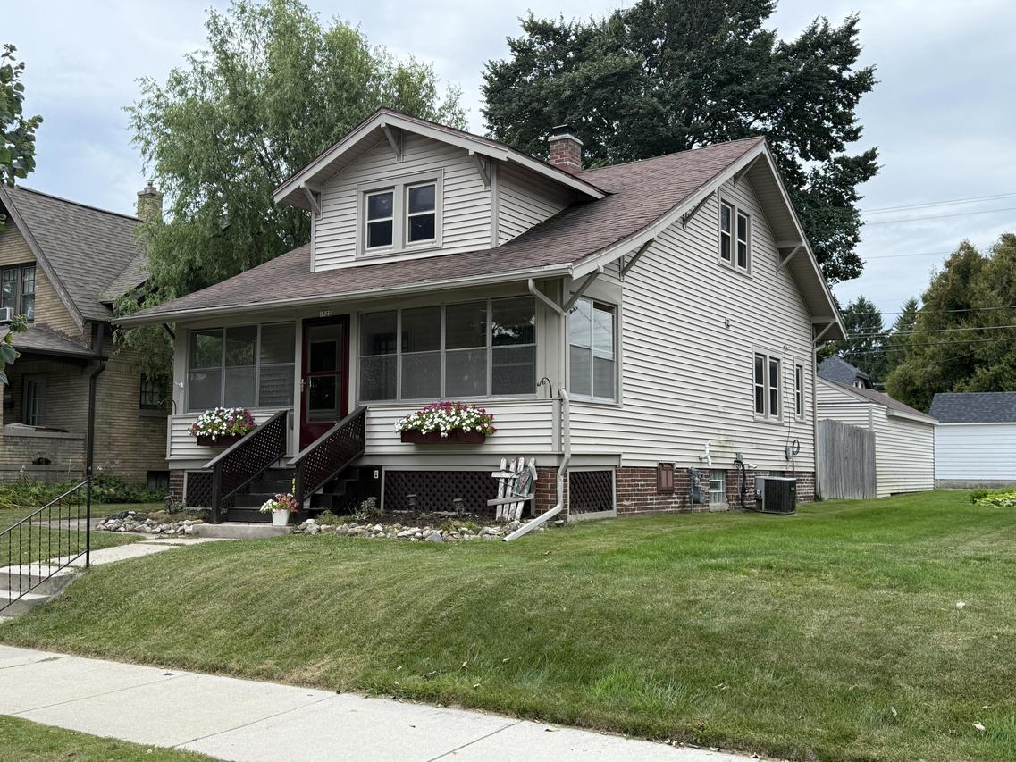 1522 S 17th St, Sheboygan, WI 53081