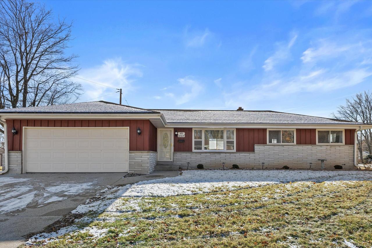 N91W17639 Saint Regis Dr, Menomonee Falls, WI 53051