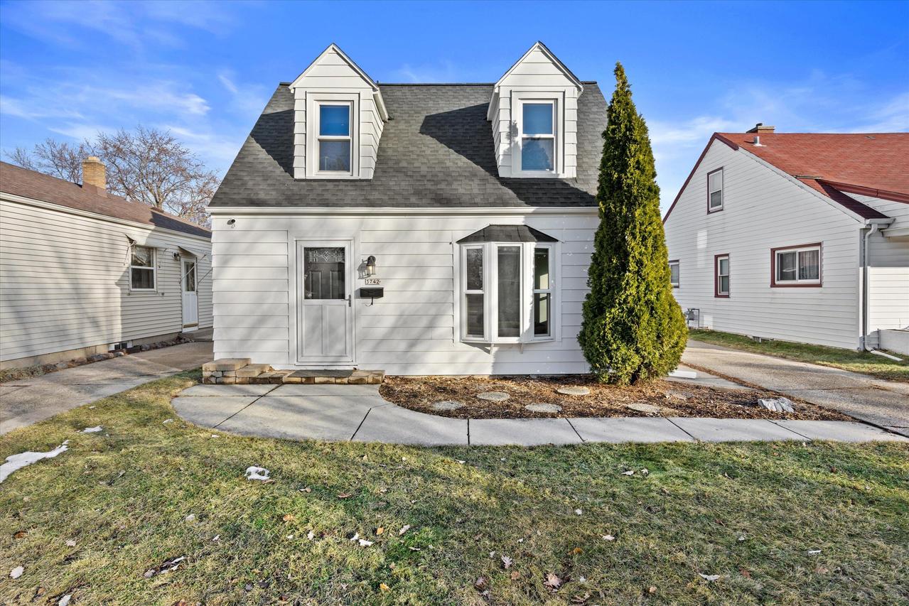 3742 N 97th Pl, Milwaukee, WI 53222