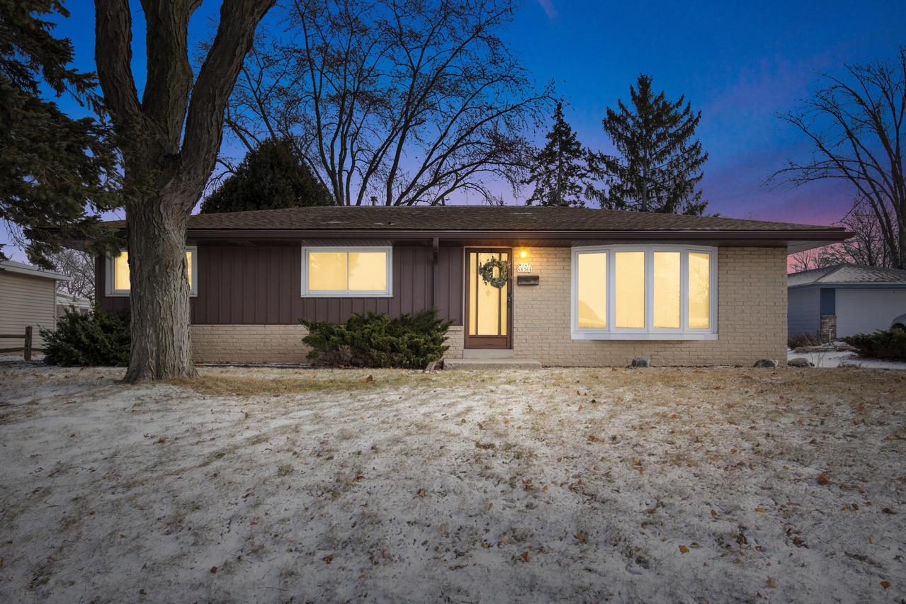 W147N8368 Manchester Dr, Menomonee Falls, WI 53051