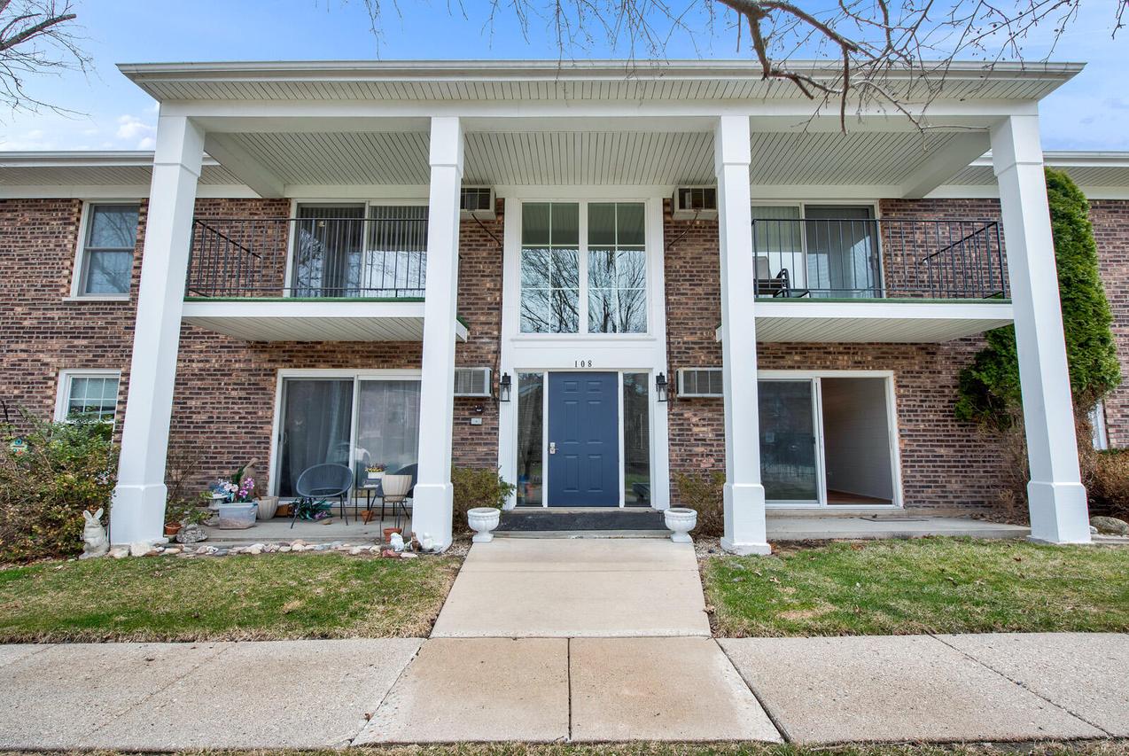 108 Evelyn Ln #Unit B, Lake Geneva, WI 53147