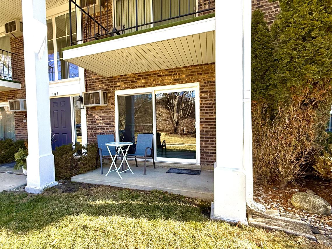 108 Evelyn Ln #Unit B, Lake Geneva, WI 53147