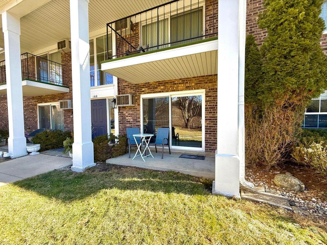 108 Evelyn Ln #Unit B, Lake Geneva, WI 53147