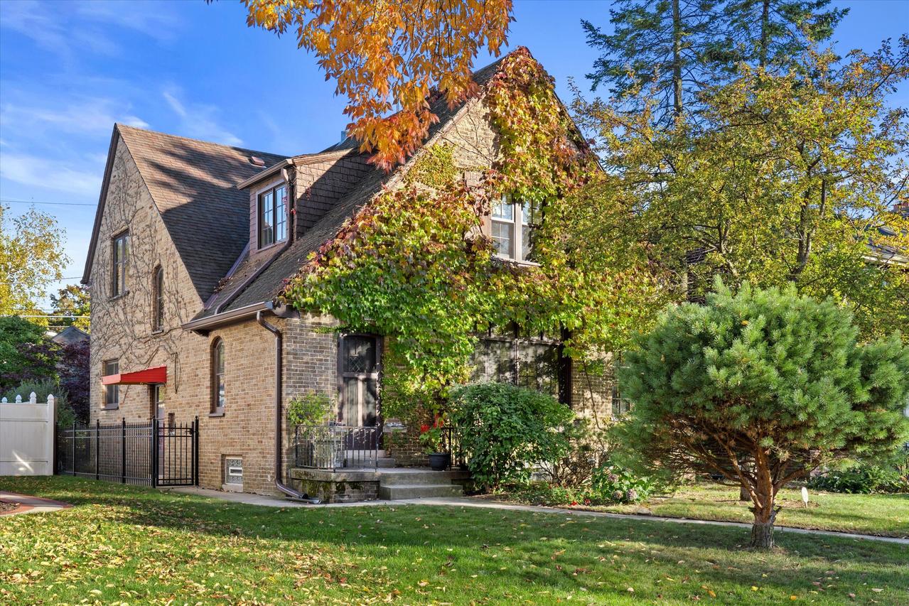 4816 N Bartlett Ave, Whitefish Bay, WI 53217