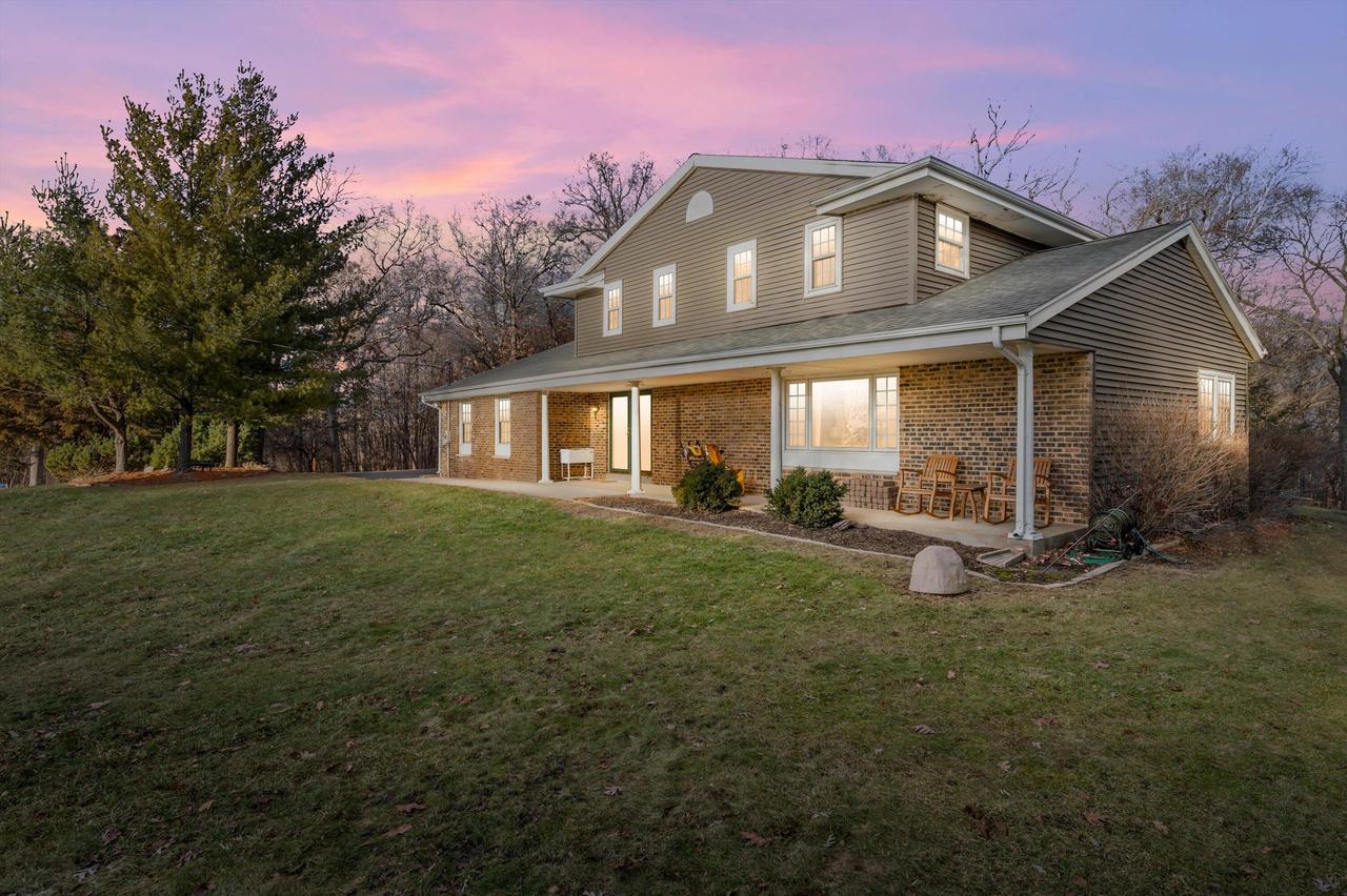 W341N6716 Lancelot Dr, Oconomowoc, WI 53066