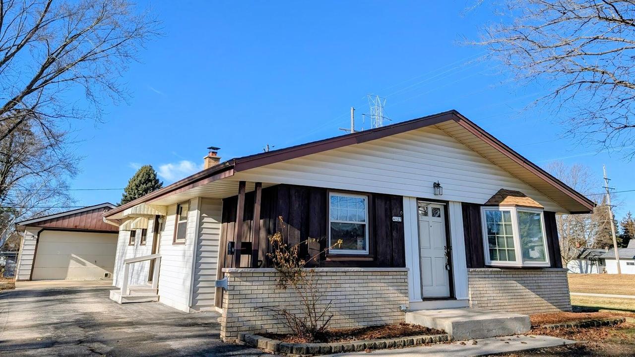 4127 S 89th St, Greenfield, WI 53228