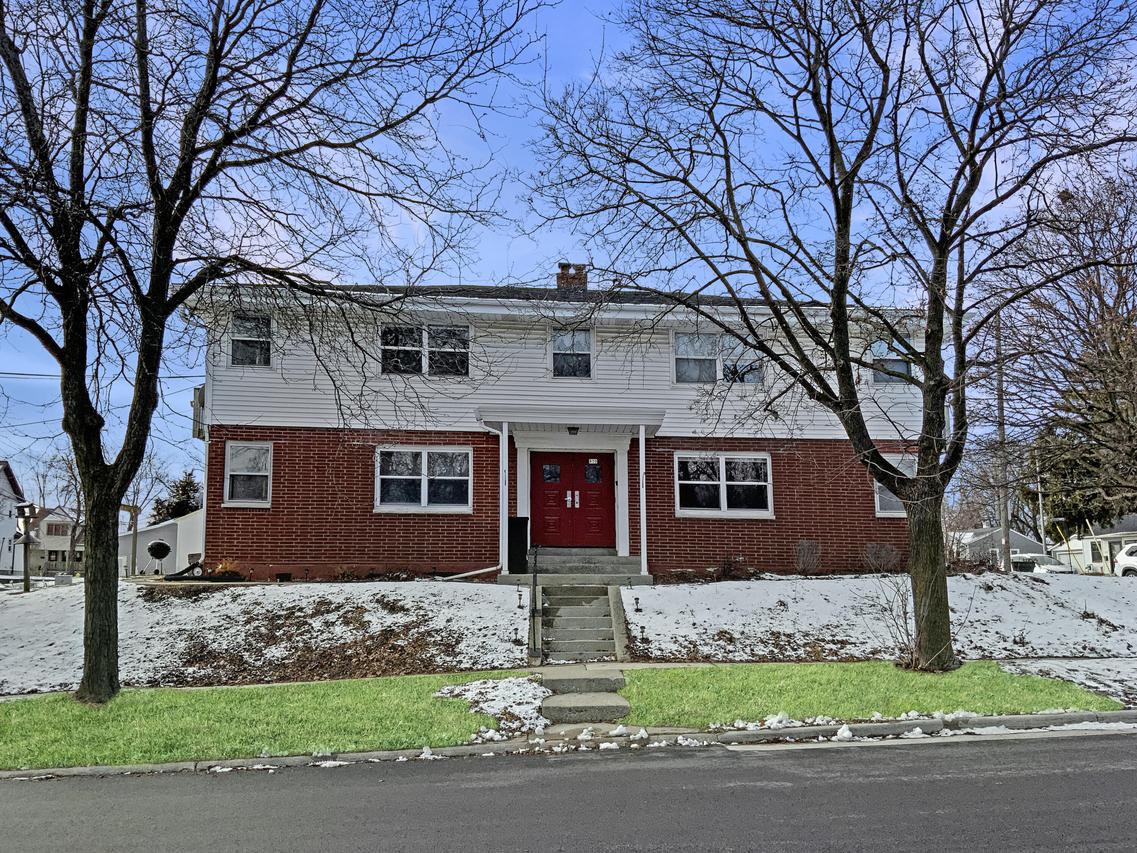 870 Perkins Ave, Waukesha, WI 53186