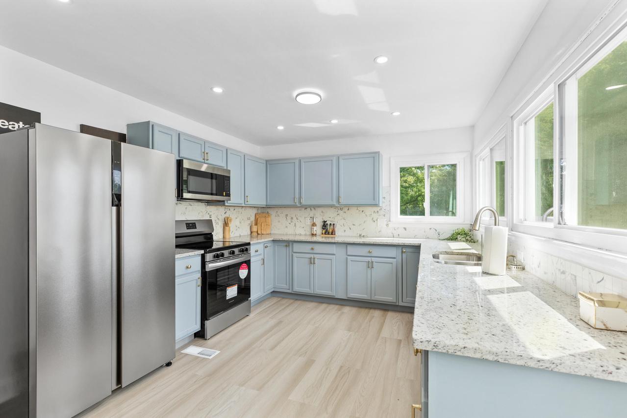 550 N Riverside Dr, Saukville, WI 53080