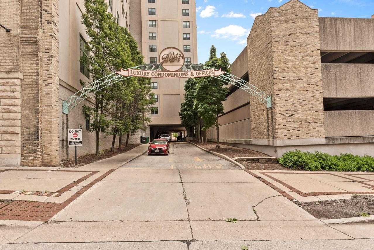 270 E Highland Ave #1021, Milwaukee, WI 53202