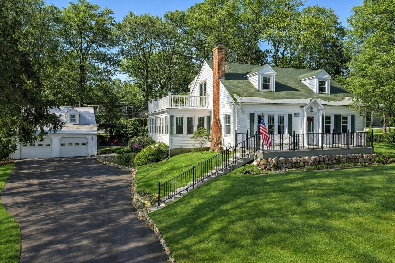 1076 Shabbona Dr, Fontana, WI 53125