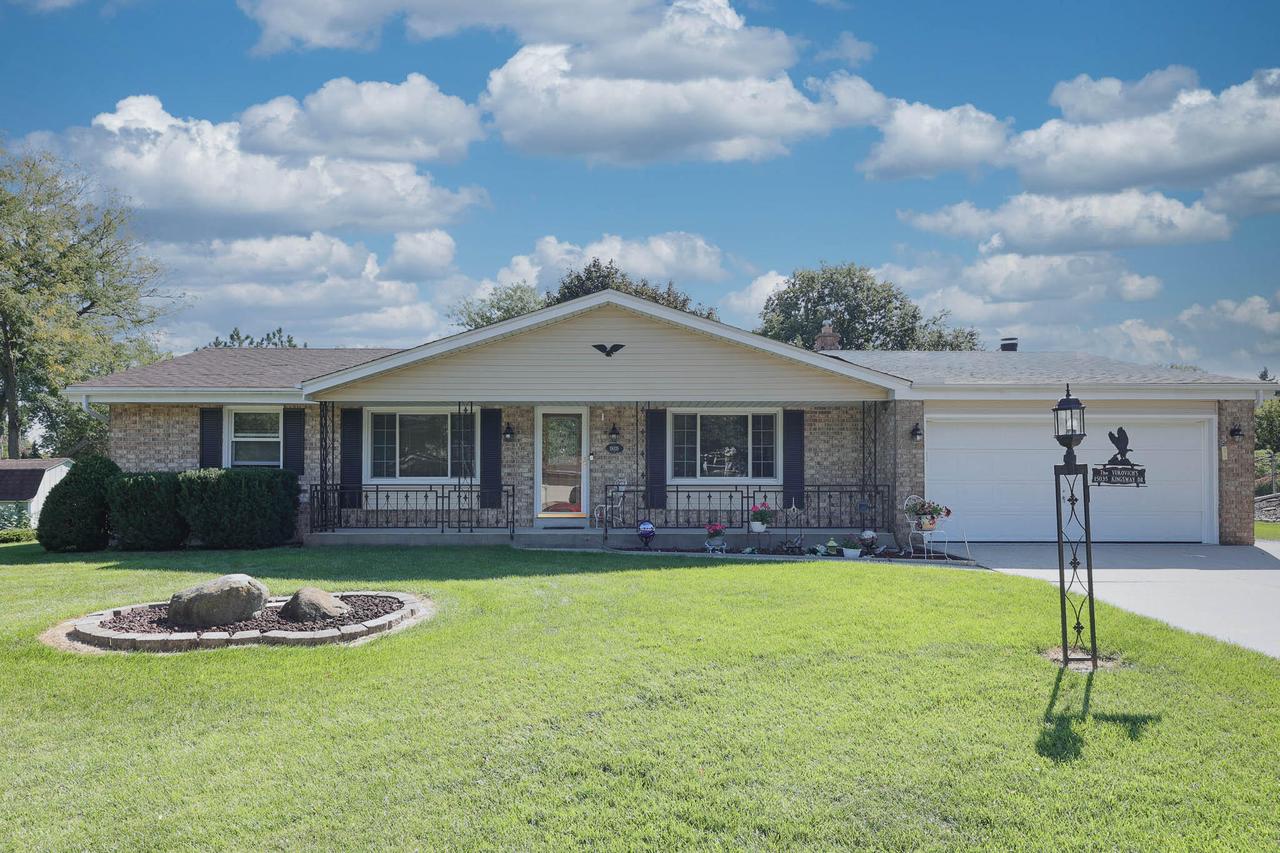 15035 W Kingsway Dr, New Berlin, WI 53151