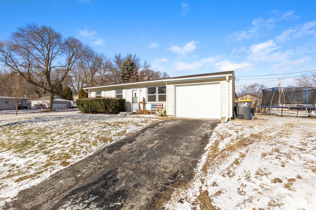 816 Birch Dr, Waukesha, WI 53188