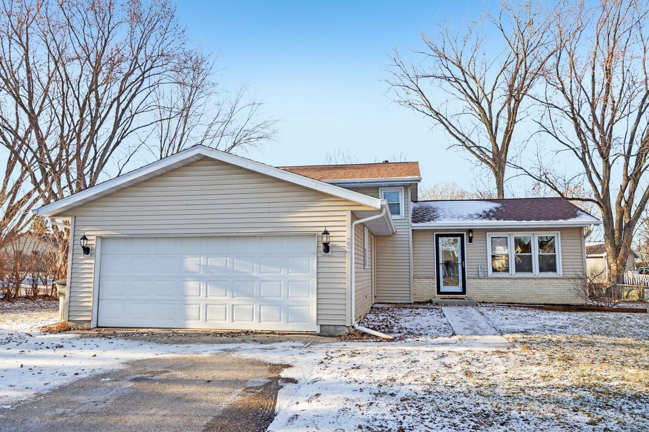949 E Prospect St, Lake Mills, WI 53551