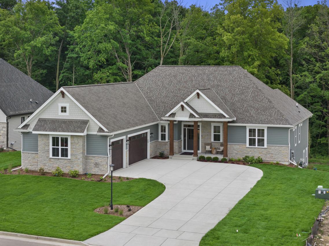 N66W21333 Sagebrush Dr, Menomonee Falls, WI 53046