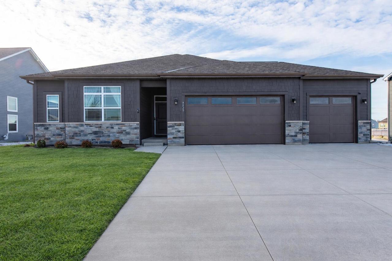 9029 Creekside Cir, Pleasant Prairie, WI 53158