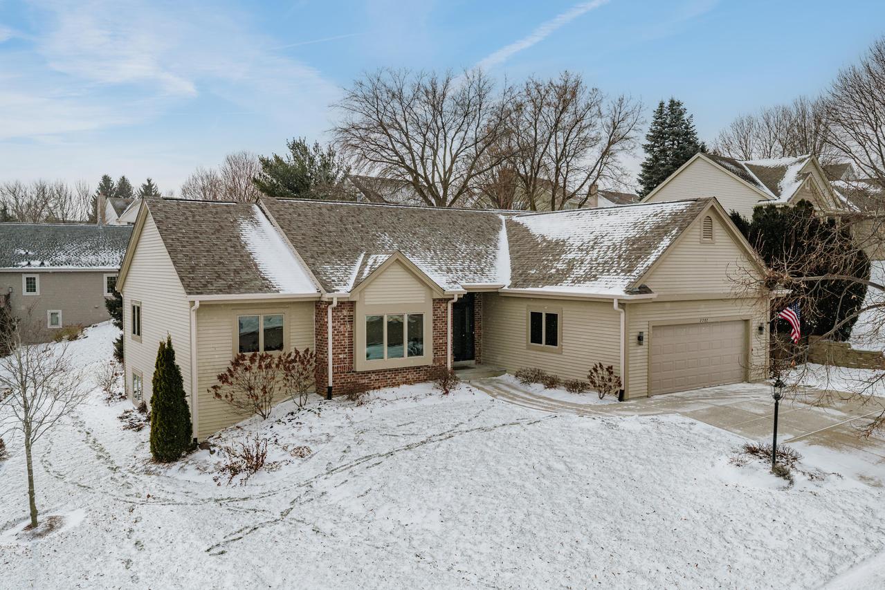 2707 Fox Hill, Waukesha, WI 53189