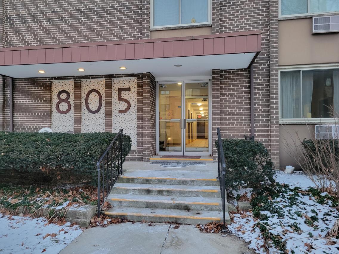 805 E Henry Clay St #202, Whitefish Bay, WI 53217