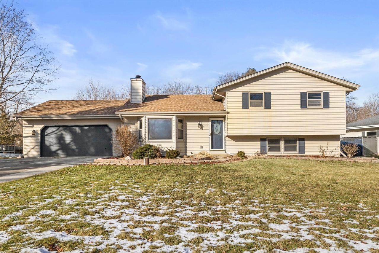 702 Fox Knoll, Rochester, WI 53185