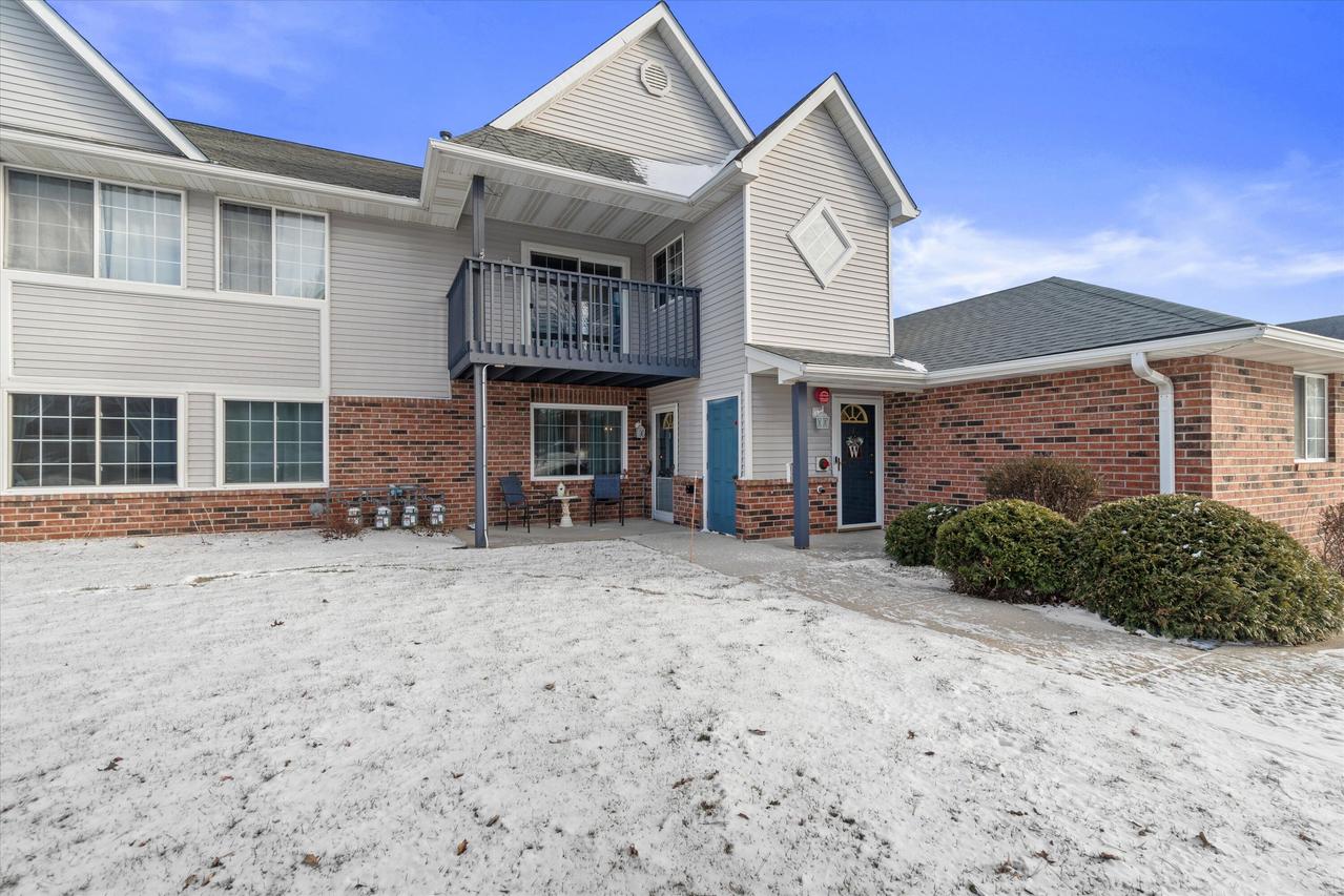 160 W Aspen Ct #3, Oak Creek, WI 53154