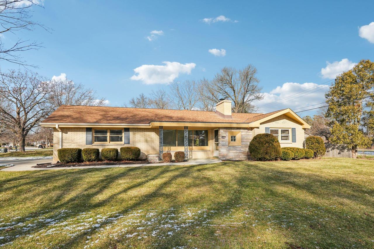 10322 W Concordia Ave, Wauwatosa, WI 53222