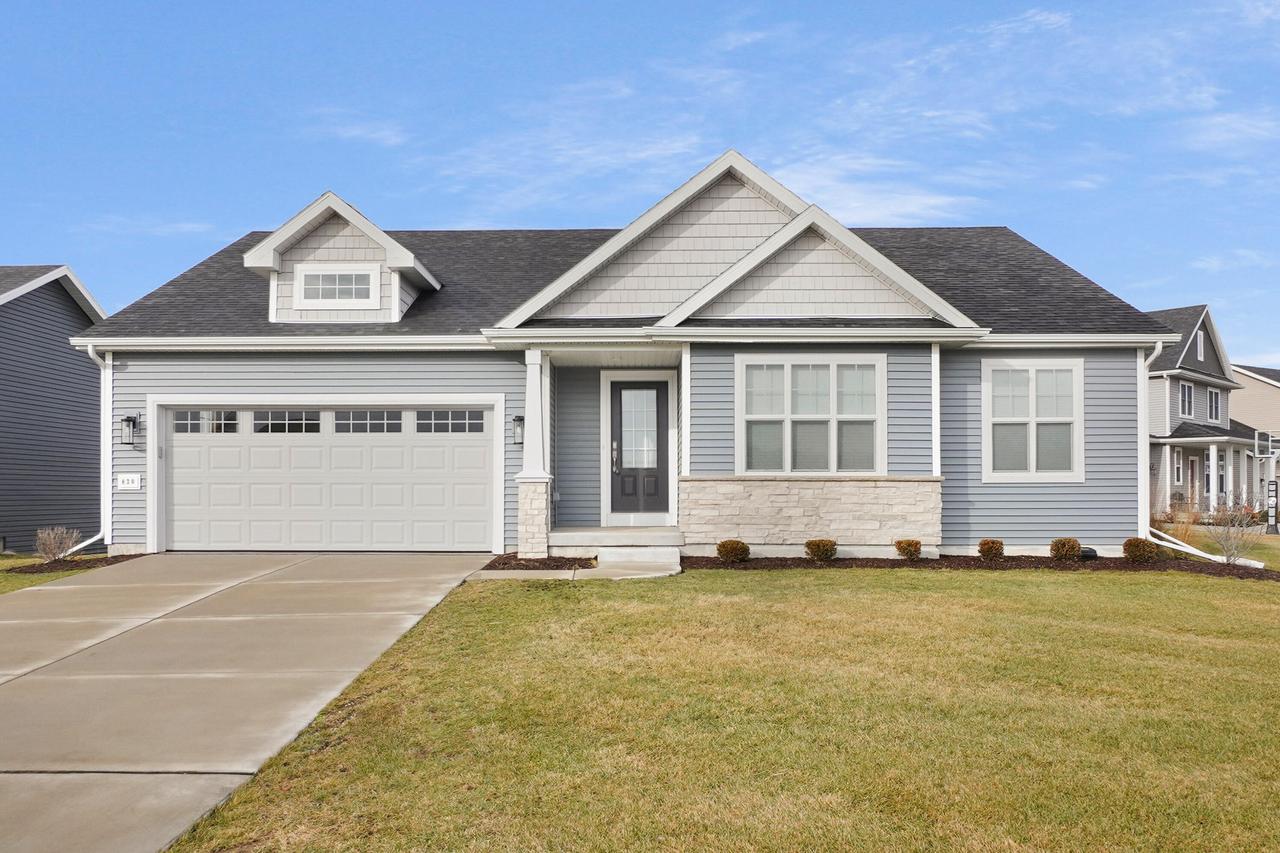 830 Burr Oak Ct, Oconomowoc, WI 53066